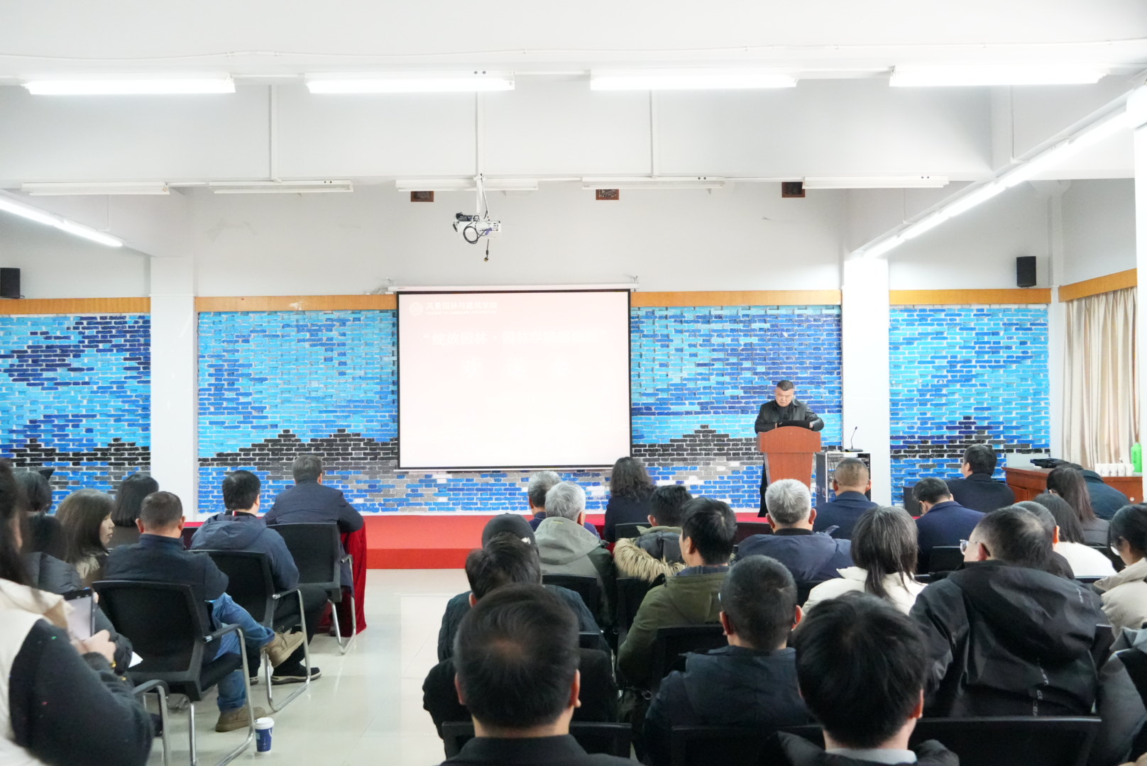 ​yl1111永利集团召开新学期教职工大会暨欢送会、迎新会